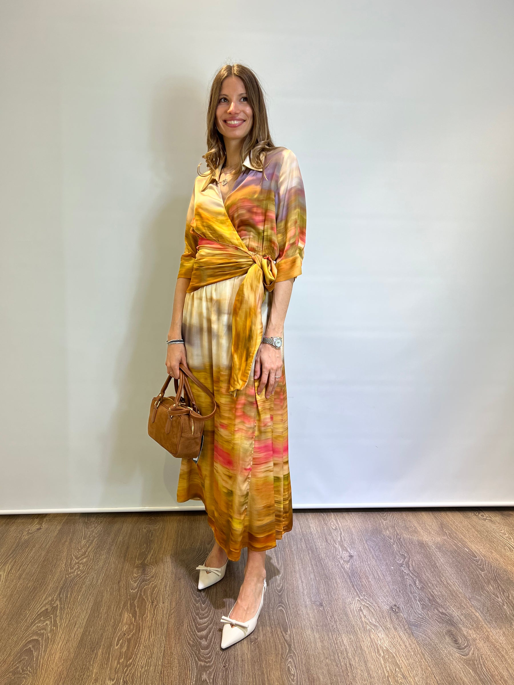 Vestito stampato in satin con scollo a V