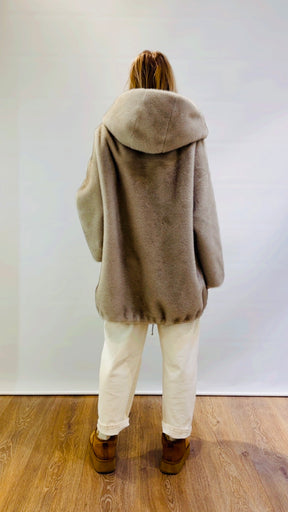 Ecopelliccia con cappuccio