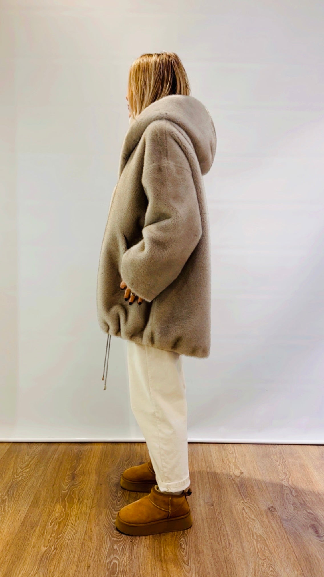 Ecopelliccia con cappuccio