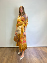 Vestito stampato in satin con scollo a V