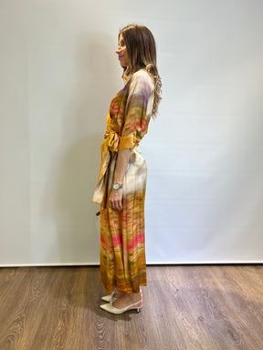 Vestito stampato in satin con scollo a V