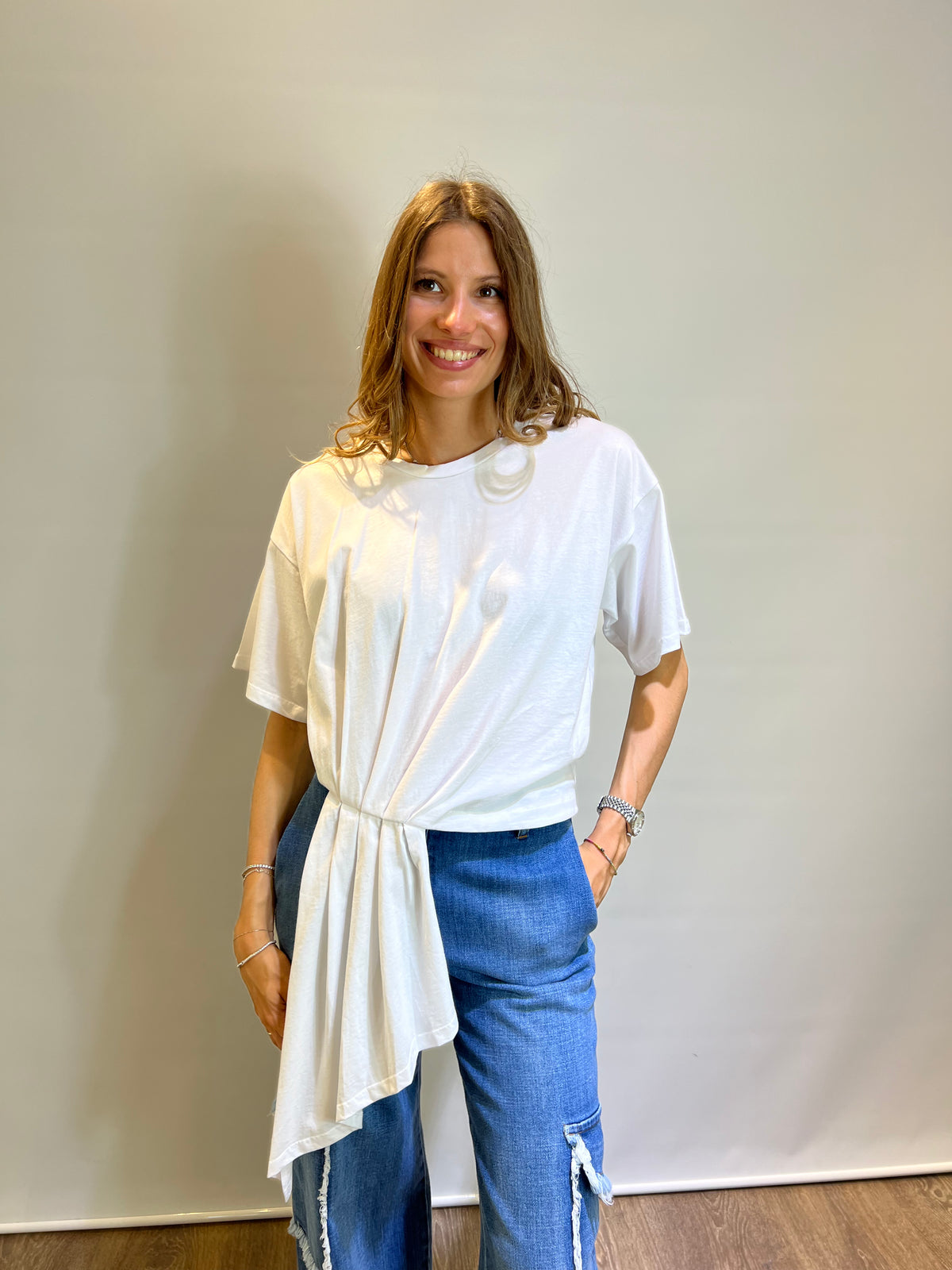 T-shirt con drappo