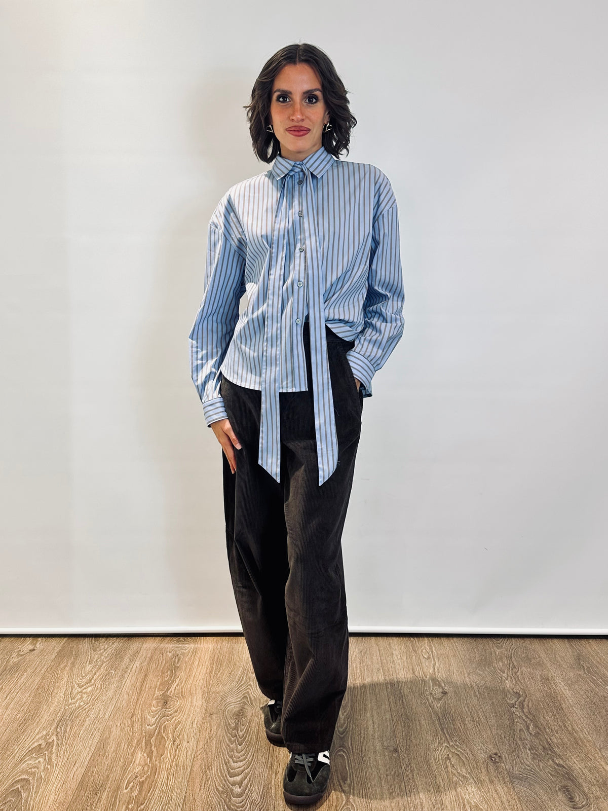 Camicia a righe con fiocco