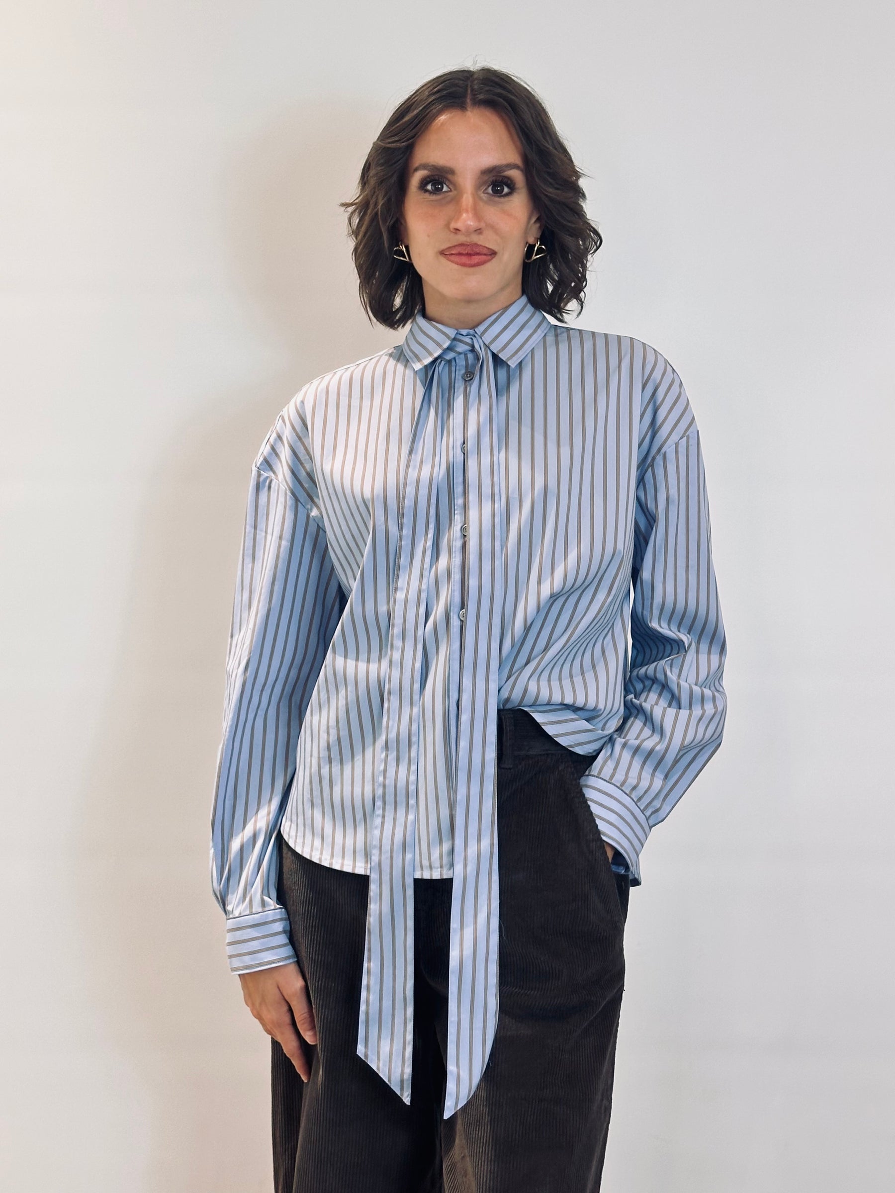 Camicia a righe con fiocco