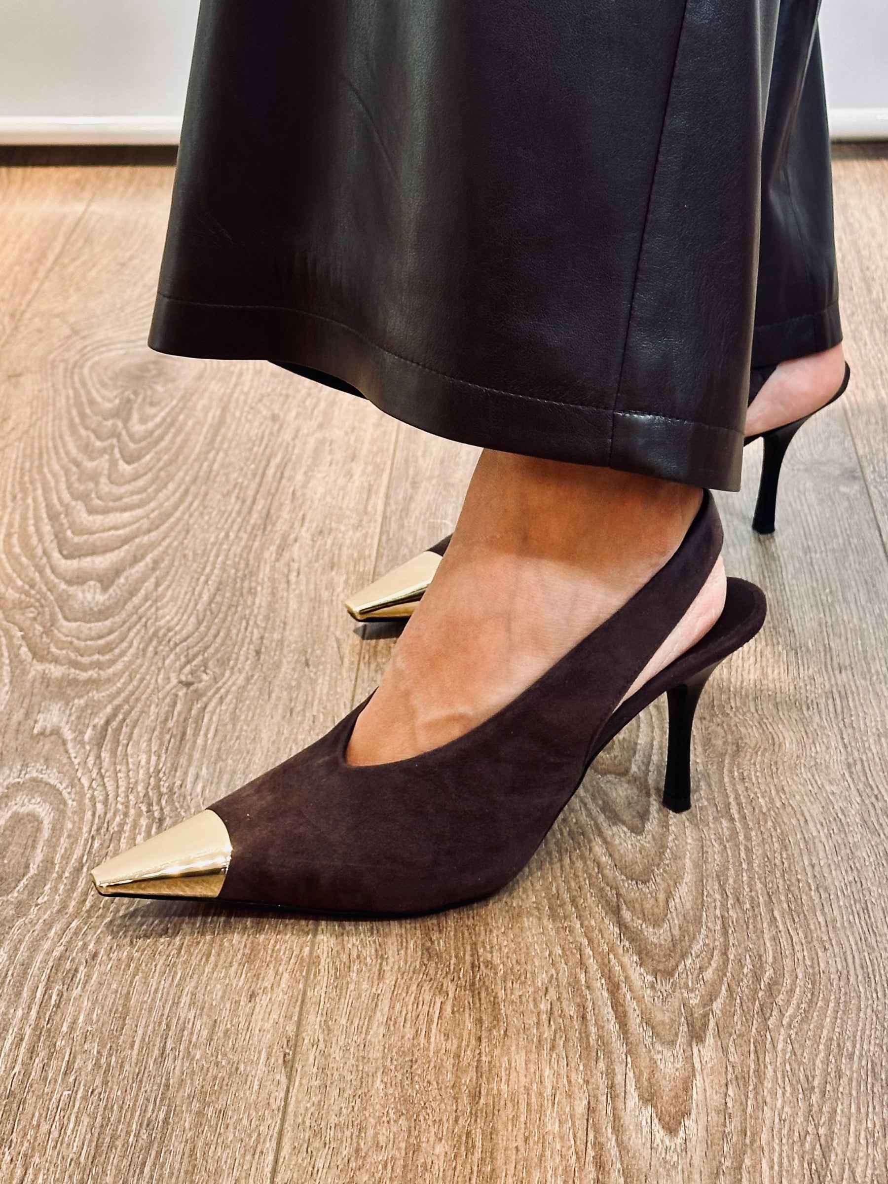 Sling back con punta in ferro