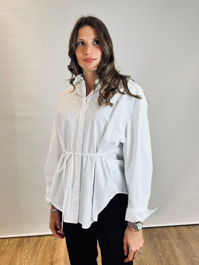 Camicia allacciata in vita