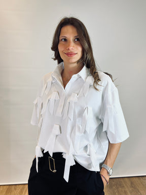 Polo con applicazioni fiocchi