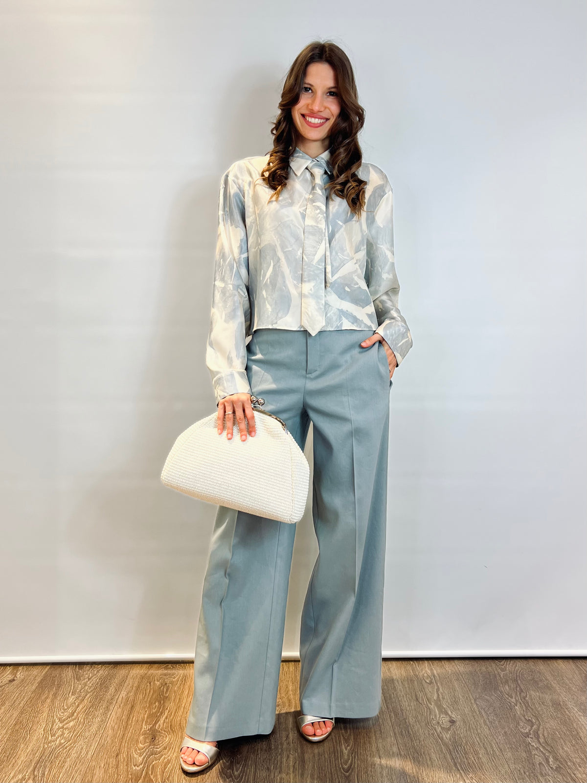 Camicia in fantasia con cravatta