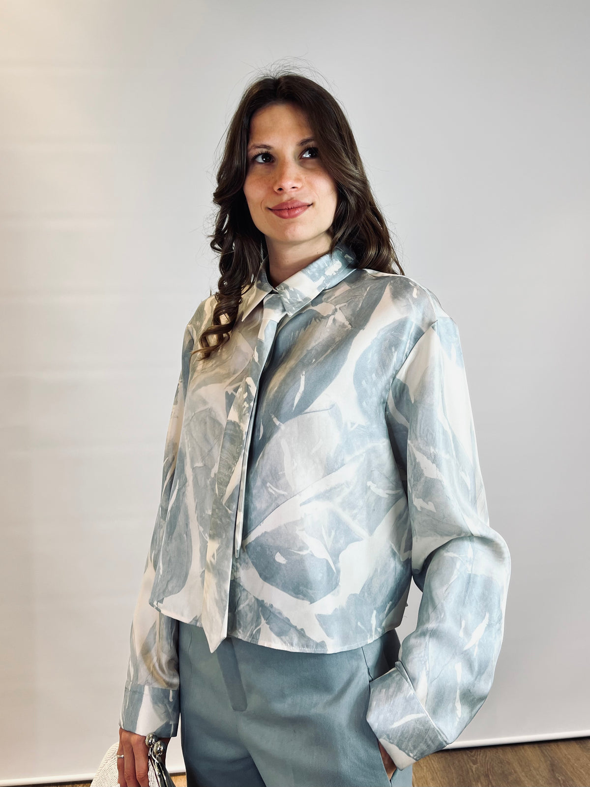 Camicia in fantasia con cravatta