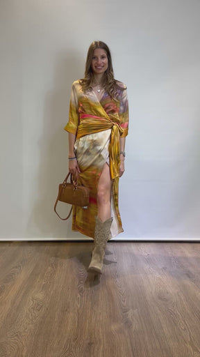 Vestito stampato in satin con scollo a V