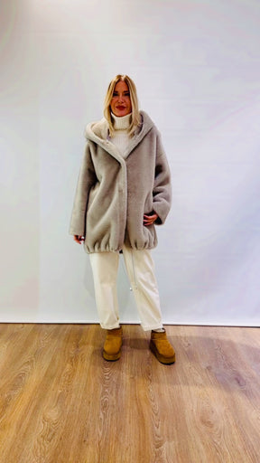 Ecopelliccia con cappuccio